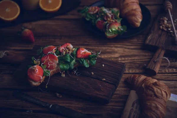 Friska Croissant För Frukost Mörk Bakgrund — Stockfoto