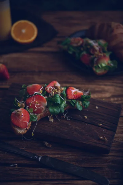 Croissant Saludable Para Desayuno Sobre Fondo Oscuro — Foto de Stock