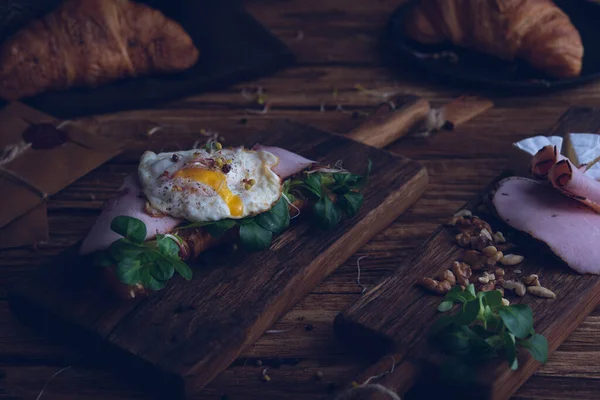 Terveellinen Croissant Aamiaiseksi — kuvapankkivalokuva