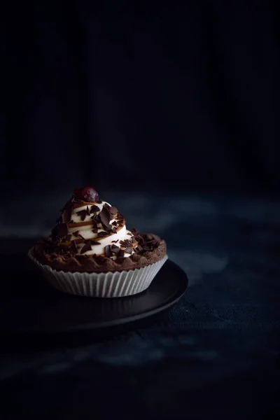 Chocolate Cookie Cream Cherries Dark Background — Stock Photo, Image