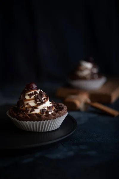 Biscotto Cioccolato Con Panna Ciliegie Sfondo Scuro — Foto Stock