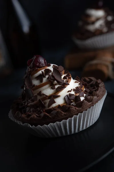 Biscoito Chocolate Com Creme Cerejas Fundo Escuro — Fotografia de Stock