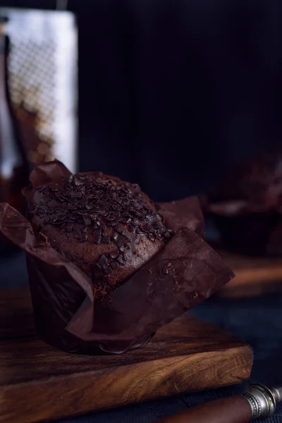 어두운 배경에 초콜릿 — 스톡 사진