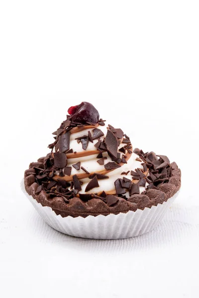 Galleta Chocolate Con Crema Cereza Sobre Blanco —  Fotos de Stock