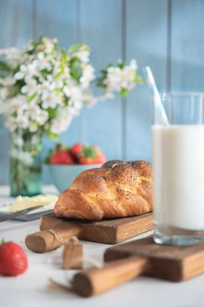 Friss Challah Kenyér Reggelire Vidéki Háttérrel — Stock Fotó