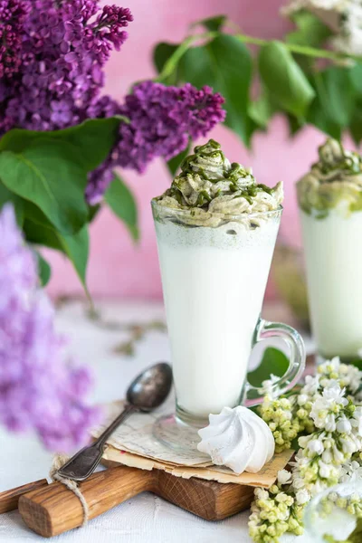 เคร องด มนมชาเข Matcha บนพ นหล งชนบท — ภาพถ่ายสต็อก