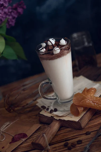 Caffe Latté Tmavém Náladovém Pozadí Květinami — Stock fotografie