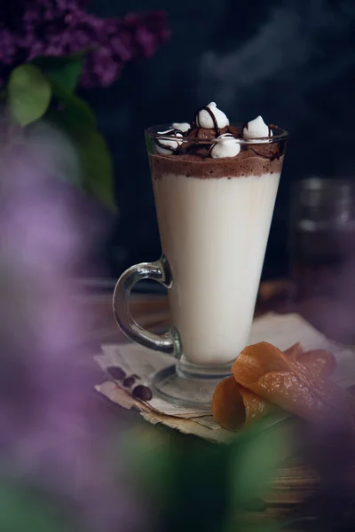 Caffe Latte Sötét Hangulatú Háttér Virágokkal — Stock Fotó