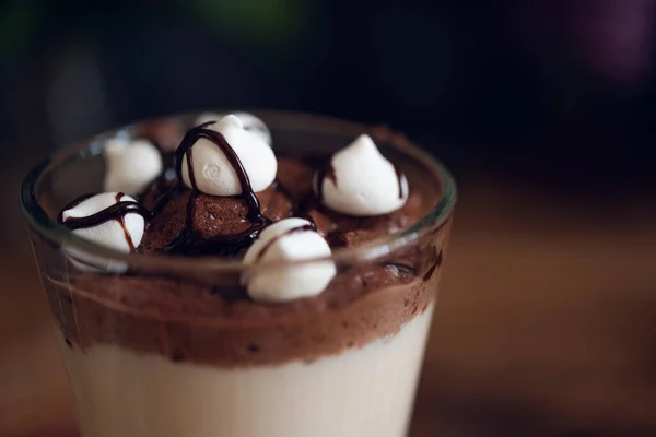 Caffe Latte Auf Dunklem Stimmungsvollem Hintergrund Mit Blumen — Stockfoto