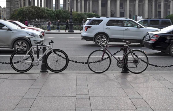 Nevsky Avenue St Petersburg (ana cadde şehrin kaldırım üzerinde iki Bisiklet standı)