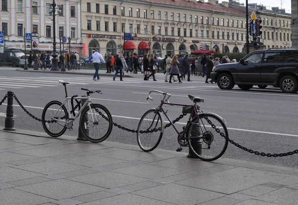 Nevsky Avenu e (ana cadde, St. Petersburg üzerinde iki Bisiklet)