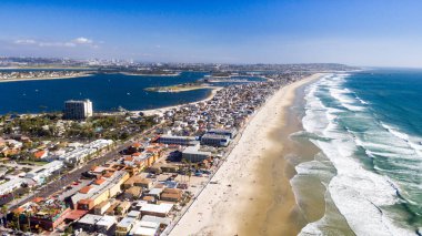 Kaliforniya sahili ve Pasifik Okyanusu