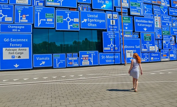 多くの道路標識で道に迷った女 — ストック写真