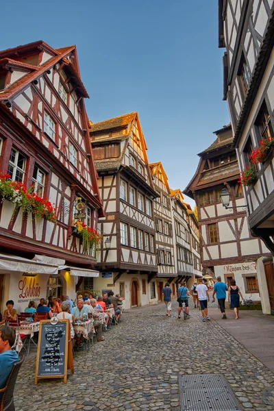 Στρασβούργο, Γαλλία - 15 Αυγούστου 2016: ξύλινα σπίτια στην οδό — Φωτογραφία Αρχείου