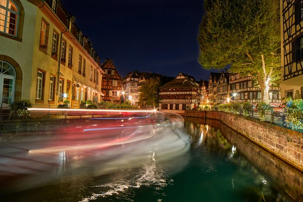 Traditionella korsvirkeshus i Strasbourg på natten — Stockfoto