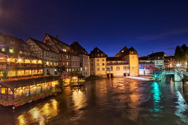 Traditionelle Fachwerkhäuser in Straßburg bei Nacht — Stockfoto