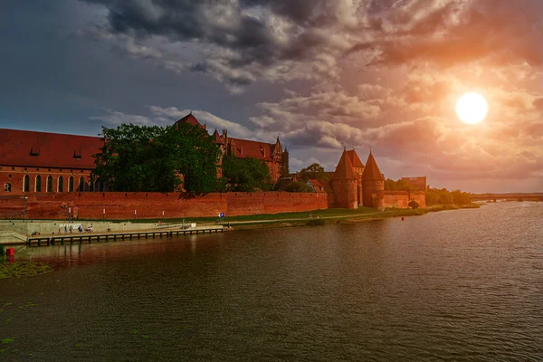 Κάστρο του Malbork στο ηλιοβασίλεμα — Φωτογραφία Αρχείου