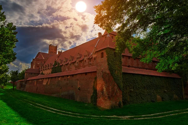 Malbork kasteel bij zonsondergang — Stockfoto