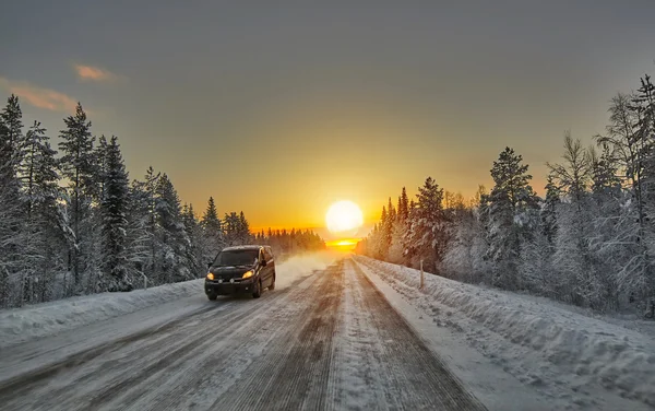 Polar noc zachód słońca nad drogą w Finlandii — Zdjęcie stockowe