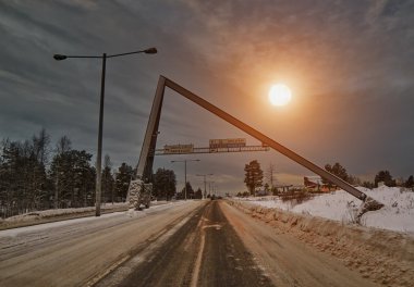 Kış günbatımı Road'da Kuzey Kutup dairesi