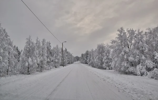 Camino en Finlandia después de ventisca de nieve — Foto de Stock