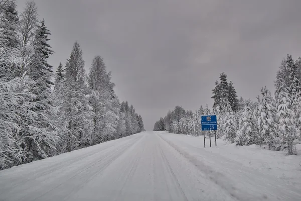 Camino en Finlandia después de ventisca de nieve — Foto de Stock