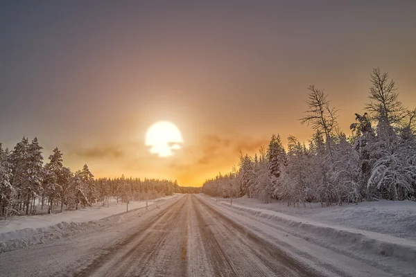 Finlandiya'da yol üzerinde kutup gece günbatımı — Stok fotoğraf