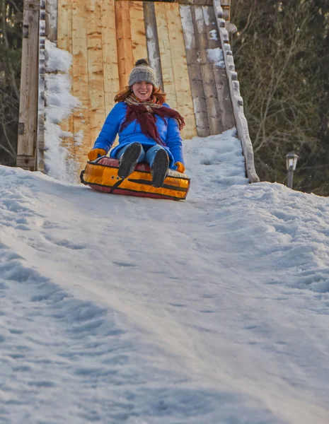 Gelukkig jonge vrouw Sleigh Ride — Stockfoto