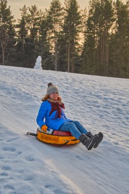 Mutlu genç kadın Sleigh Ride