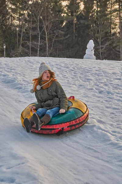 Gelukkig tiener meisje op een snelle Sleigh Ride — Stockfoto
