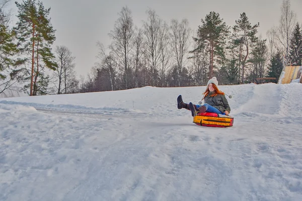 Gelukkig meisje op een winter sleigh ride — Stockfoto