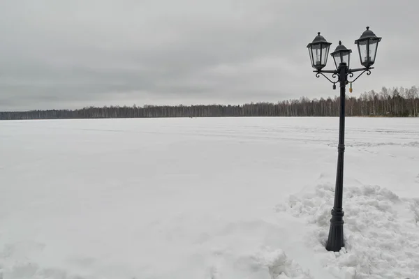 Bir kış göl kenarında sokak fenerle soyut resim Stok Fotoğraf