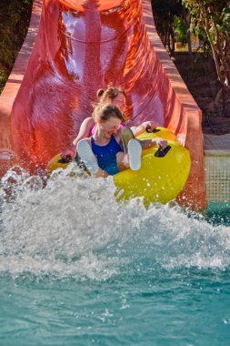 Mutlu aile zevk su kaydırağı Aqua Park