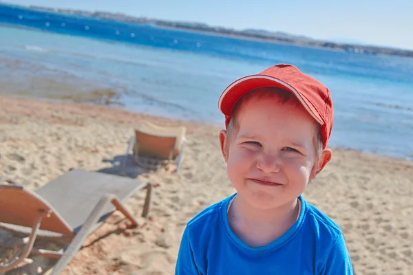 Szczęśliwym chłopcem o plaża shore — Zdjęcie stockowe