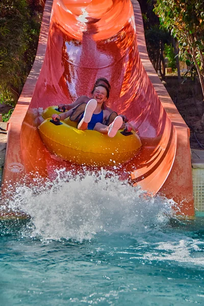 Boldog család élvezni az Aqua Park vízi csúszdákkal Jogdíjmentes Stock Fotók