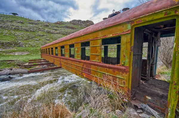 Pont en Géorgie fait de wagons abandonnés — Photo