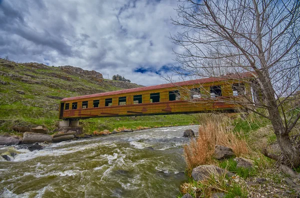 Ponte na Geórgia feita de vagão abandonado — Fotografia de Stock