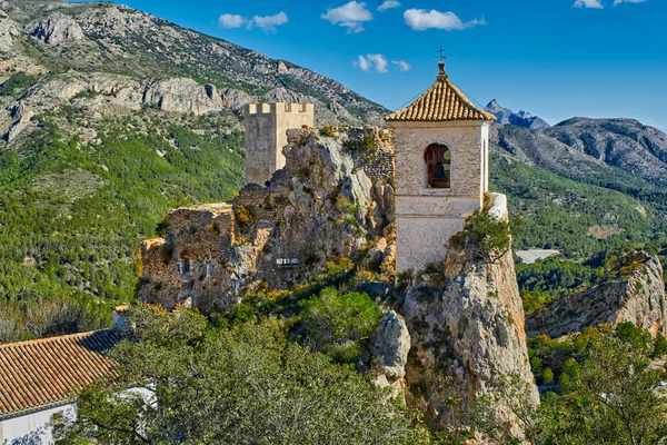 Замок Гвадалест (El Castell de Guadalest) в Аликанте, Испания — стоковое фото