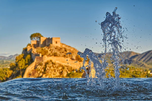 Fonte no Castelo de Xativa, Espanha, ao pôr do sol — Fotografia de Stock