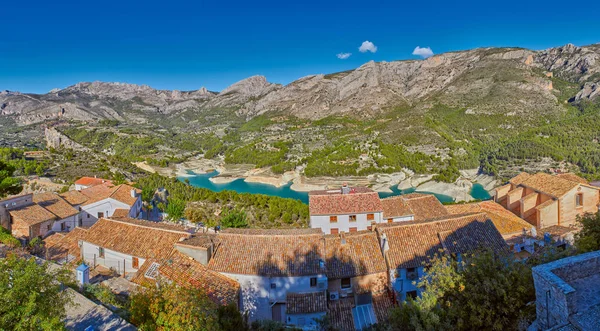 Hochauflösendes Panorama des guadalest Dorfes und des Sees — Stockfoto