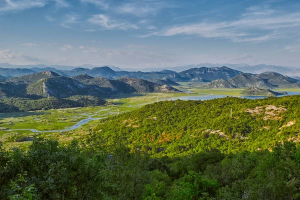 Montenegro majestätiska landskap - Rijeka Crnojevica floden bockning — Stockfoto