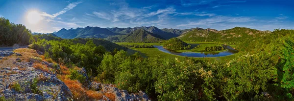 Montenegró fenséges táj - Rijeka Crnojevica folyó hajlító — Stock Fotó