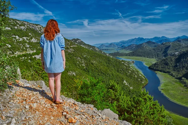장엄한 몬테네그로 풍경을 찾는 젊은 여자 — 스톡 사진