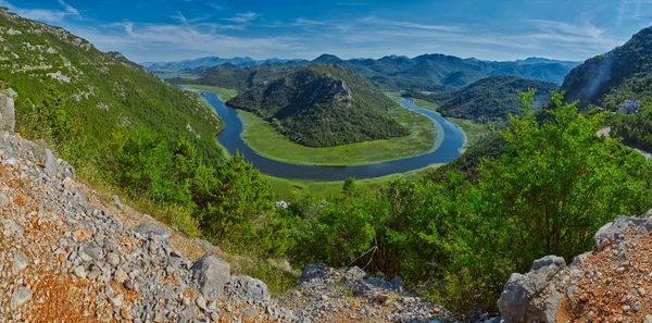 Montenegro Paesaggio maestoso - Rijeka Crnojevica fiume flessione — Foto Stock