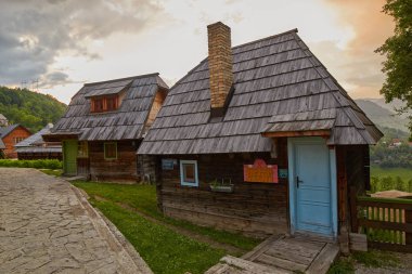 Mokra Gora, Sırbistan - 02 Haziran 2017: Western Drvengrad Köyü