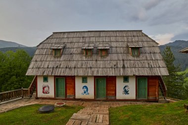 Mokra Gora, Sırbistan - 02 Haziran 2017: Western Drvengrad Köyü