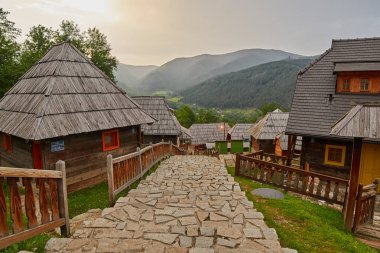 Mokra Gora, Sırbistan - 02 Haziran 2017: Western Drvengrad Köyü