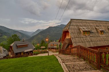Mokra Gora, Sırbistan - 02 Haziran 2017: Western Drvengrad Köyü