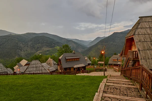 Mokra Gora, Szerbia - 2017. június 02.: Drvengrad falu Nyugat- — Stock Fotó