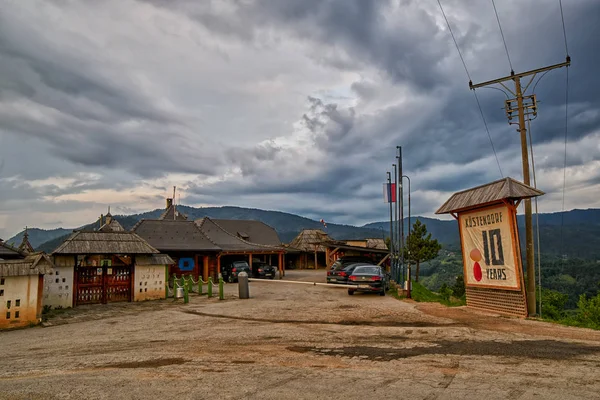 Mokra Gora, Serbia - 02 de junio de 2017: Drvengrad village in Western — Foto de Stock
